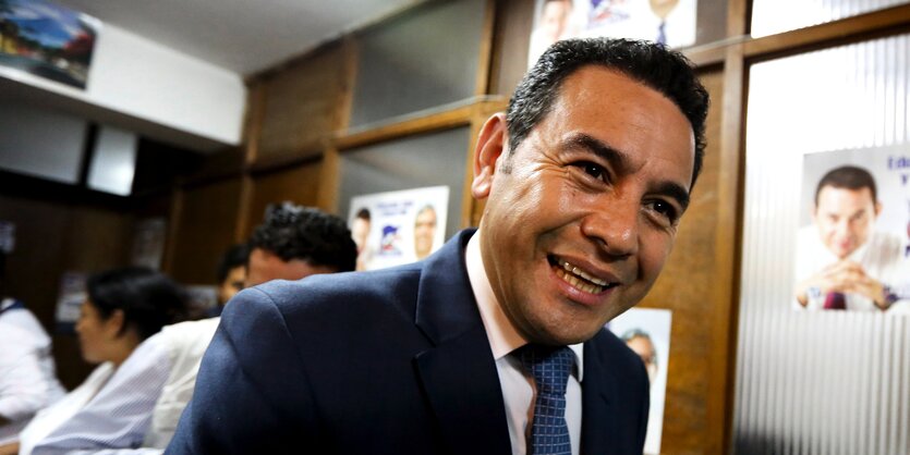 Wahlgewinner Jimmy Morales lacht in die Kamera