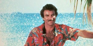 Thomas Sullivan Magnum (Tom Selleck) im Hawaihemd am Strand