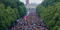 Auf der Straße des 17. Juni läuft der Umzug richtung Brandenburger Tor