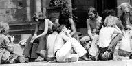 Jugendliche sitzen im Sommer 1973 auf den Stufen der Gedächtniskirche