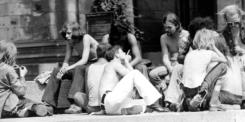 Jugendliche sitzen im Sommer 1973 auf den Stufen der Gedächtniskirche