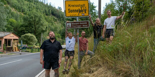 Die Band Feine Sahne Fischfilet vor dem Ortschild Sonneberg