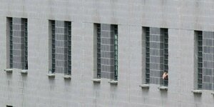 Ein Gefängnistrakt mit vergitterten Fenstern - Aussenaufnahme