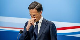 Mark Rutte, Ministerpräsident der Niederlande, kratz sich die Nase