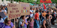 Mehrere 100 Menschen demonstrieren gegen Sparpolitik vor dem Rathaus Neukölln