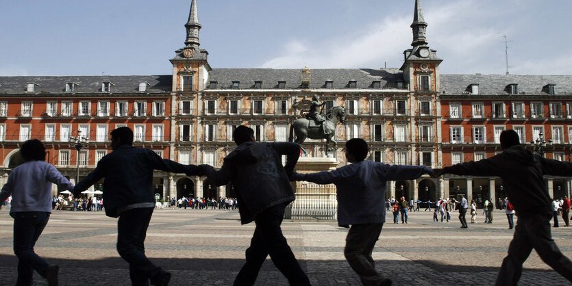 Das Foto zeigt Madrider Bürger*innen auf der Plaza Mayor der spanischen Hauptstadt