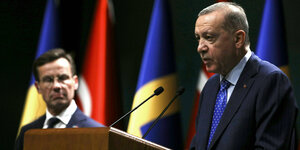 Der türkische Präsident Erdogan - im Hintergrund Schwedens Regierungschef Ulf Kristersson