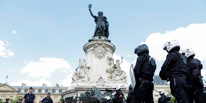 Polizisten stehen am Place de la Republique