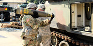 Amerikanische Soldaten laden Streumunition in ein Panzerfahrzeug