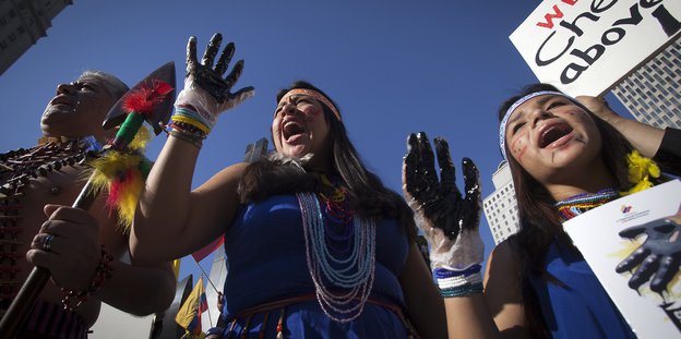 Ecuadorianerinnen protestieren 2013 in New York gegen Chevron.