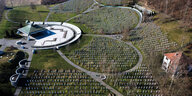 Luftbilder der Opfergedenkstätte Srebrenica Potocari, tausende von Grabsteine auf einer grünen Fläche in Gedenken an die Menschen, die beim Genozid ermordet wurden