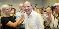 Christian Specht (M, CDU) nimmt im Ratssaal bei der Neuwahl zum Oberbürgermeister der Stadt Mannheim Glückwünsche entgegen