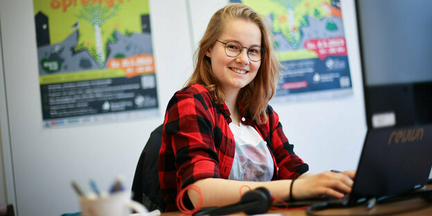 Hannah Gürtler, die gerade ein freiwilliges Jahr absolviert, sitzt an ihrem Schreibtisch am Computer in den Räumen der BürgerStiftung Hamburg