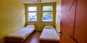 Blick in ein karges Zimmer mit 2 Betten