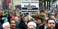 Teilnehmer einer Demonstration des Hamburger Bündnisses gegen Rechts demonstrieren mit einem Pappschild, Aufschrift «Hamburger Muslime für Teilhabe - gegen Ausgrenzung»