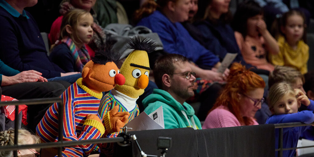 Ernie & Bert beim Familienkonzert des NDR Elbphilharmonie Orchesters zum 50. Geburtstag der Sesamstraße.