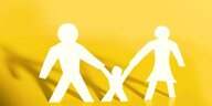 Stilisierte Figuren aus Papier vor gelbem hintergrun: Vater, Kind, Mutter, die sich an den Händen halten