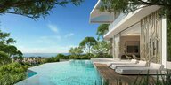 Eine Terrasse mit Liegen, davor ein Pool und Blick übers Meer