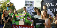 Umweltaktivisten mit Plakaten.