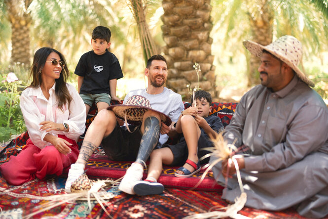 Messi mit Frau und zwei Kindern und einer weiteren Person