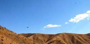 Türkische Militärhelikopter überfliegen Bergmassiv.