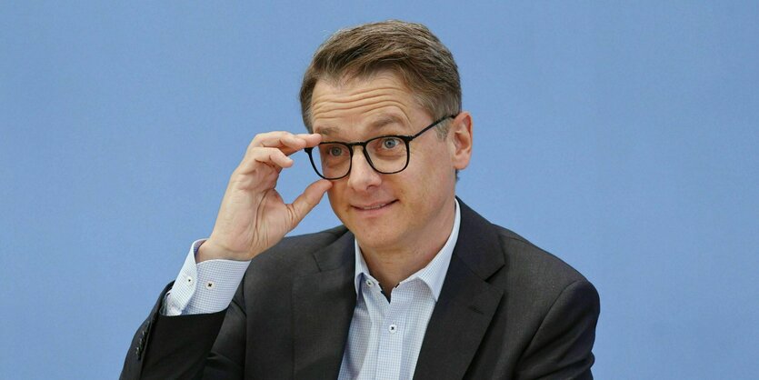 Porträt von Carsten Linnemann, er rückt seine Brille zurecht