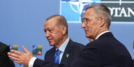 der türkische Präsident Erdogan auf dem Natogipfel steht neben dem Nato Generalsekretär Jens Stoltenberg