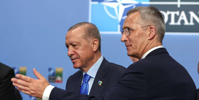 der türkische Präsident Erdogan auf dem Natogipfel steht neben dem Nato Generalsekretär Jens Stoltenberg