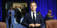Der schwedische Premierminister steht in einem Konferenzraum der Nato in Vilnius