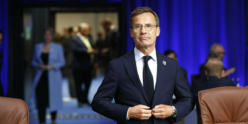 Der schwedische Premierminister steht in einem Konferenzraum der Nato in Vilnius