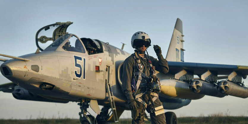 Ein ukrainischer Luftwaffenpilot steht neben einem Su-25-Erdkampfflugzeug auf einem Stützpunkt in der Ostukraine