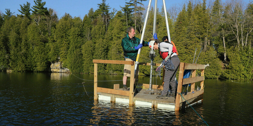 Zwei Wissenschaftler bereiten sich auf die Entnahme der Sedimentprobe vom Grund des Crawford Lake vor