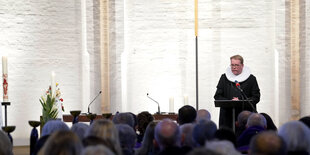 Jens-Martin Kruse, Hauptpastor der Hauptkirche St. Petri, spricht beim Gedenkgottesdienst für die Opfer des Amoklaufs bei den Zeugen Jehovas in Hamburg in der Hauptkirche St. Petri.