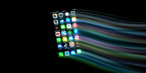 Der Bildschirm eines Smartphones im Dunkeln.