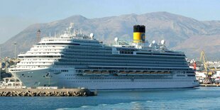 Ein Kreuzfahrtschiff liegt im Hafen von Heraklion