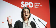 Serpil Midyatli (SPD), Landesvorsitzende der SPD Schleswig-Holstein, spricht auf dem Landesparteitag der SPD Schleswig-Holstein