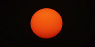 Die Sonne in orange beim Aufgang
