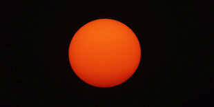 Die Sonne in orange beim Aufgang