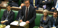 David Cameron steht an einem Rednerbult im britischen Parlament