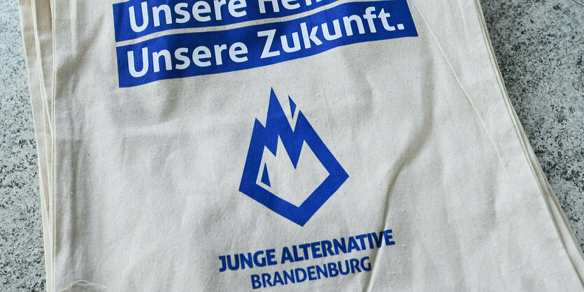 Eine Tragetasche mit dem Aufdruck: Unsere Heimat. Unsere Zukunft. Junge Alternative Brandenburg