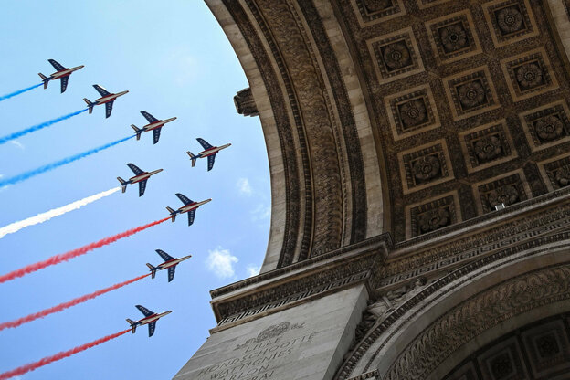 Flugzeuge mit Rauchspuren in den Farben der französischen Flagge