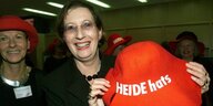Die ehemalige schleswig-holsteinische Ministerpräsidentin Heide Simonis (SPD) hält auf einem Kulturfest einen Hut mit der Aufschrift "Heide hat's" in den Händen