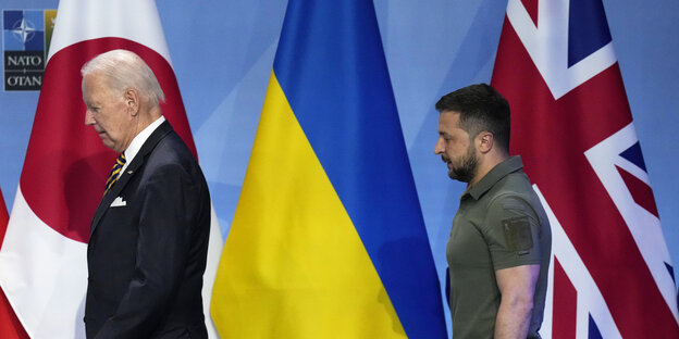 Joe Biden und Wolodymyr Selensky vor ukrainischer, japanischer und britischer Flagge