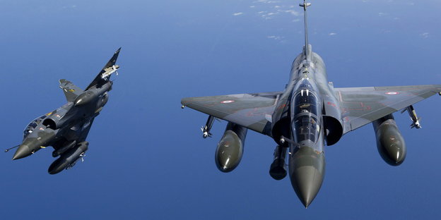 Zwei französische Kampfjets in der Luft.