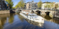 Boot in einem Kanal in Amsterdam.