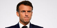 Präsident Macron macht ein ernstes Gesicht und presst die Lippen zusammen