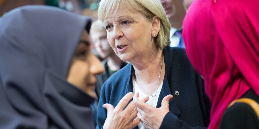 Hannelore Kraft mit zwei weiblichen Flüchtlingen