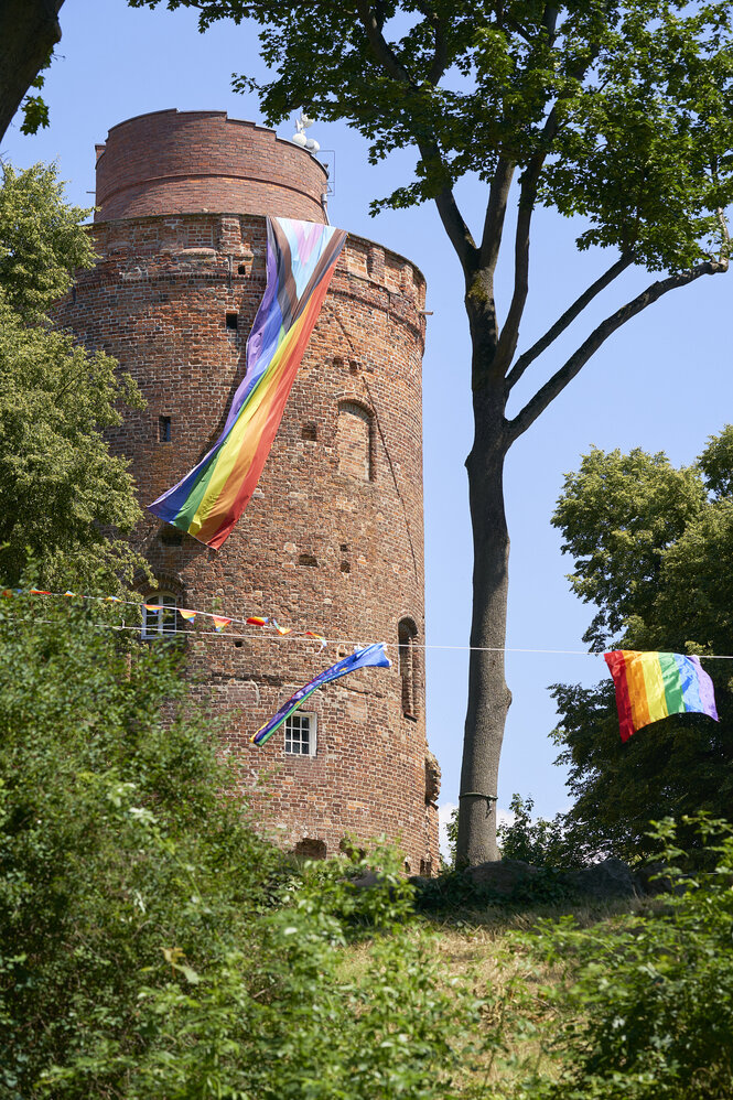 Amtsturm von Lüchow mit Regenbogenfahne