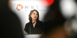 Annalena Baerbock steht im Berliner China-Institut Merics am Rednerpult