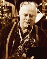 Am Saxofon: Ernst-Ludwig Petrowsky bei einem Konzert 1993